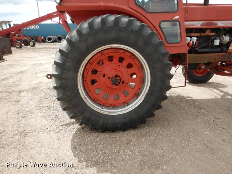 image for item DG5763 International 1468 tractor