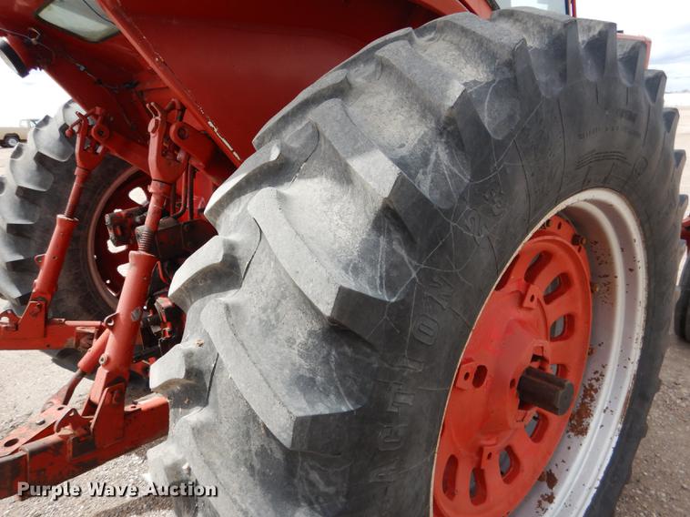 image for item DG5763 International 1468 tractor