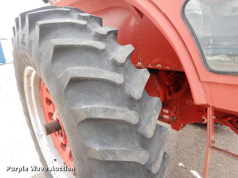 image for item DG5763 International 1468 tractor