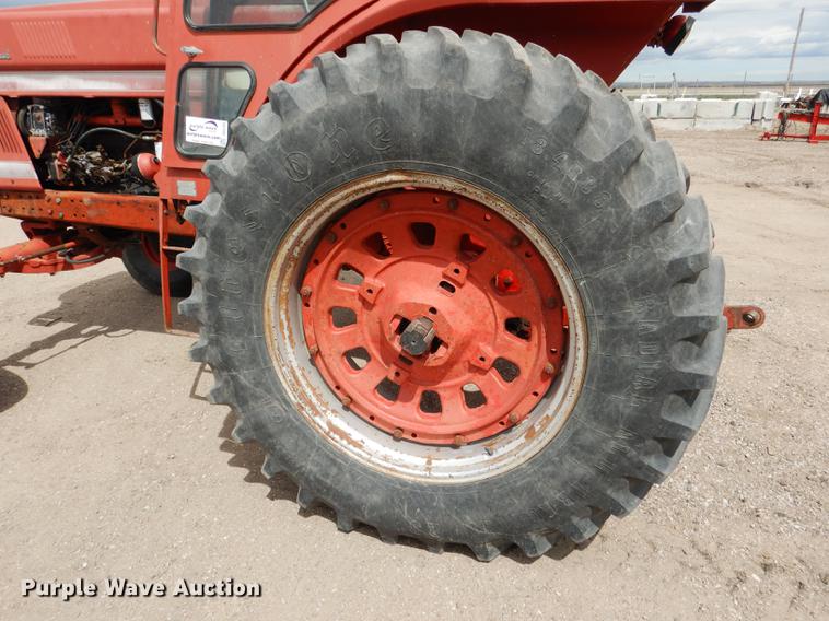 image for item DG5763 International 1468 tractor