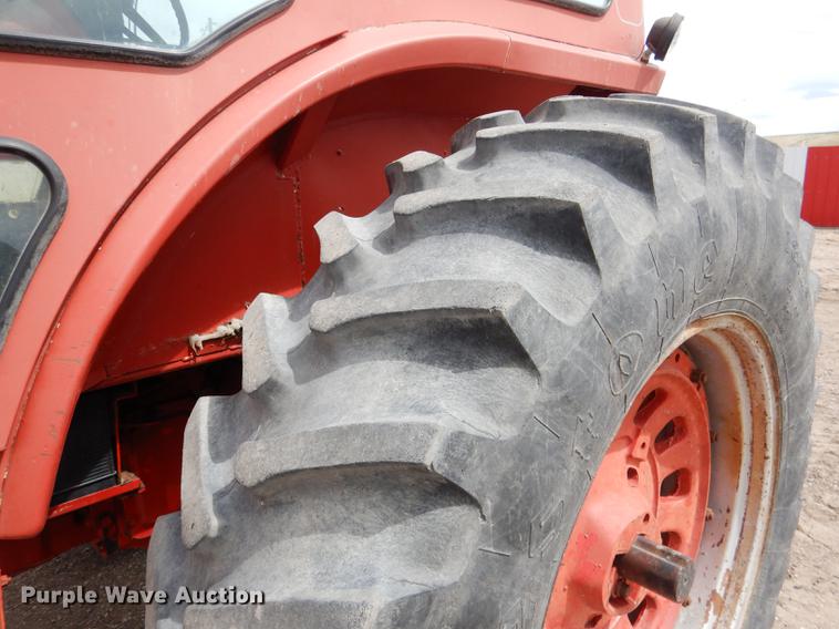 image for item DG5763 International 1468 tractor