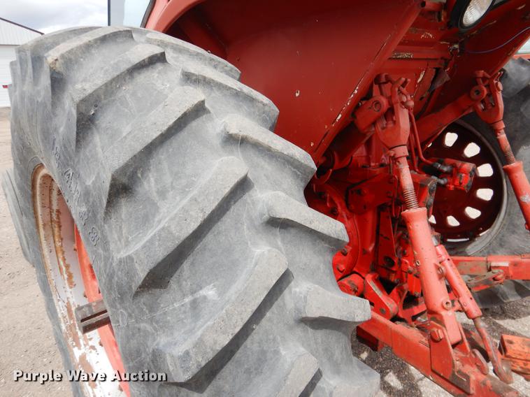 image for item DG5763 International 1468 tractor