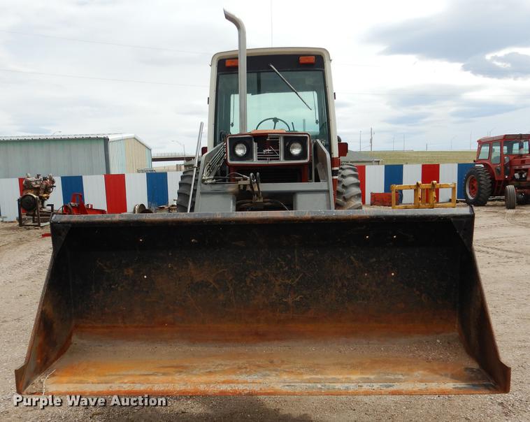 image for item DG5764 1980 International 1086 tractor