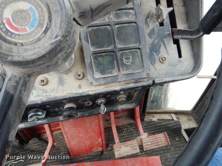 image for item DG5764 1980 International 1086 tractor