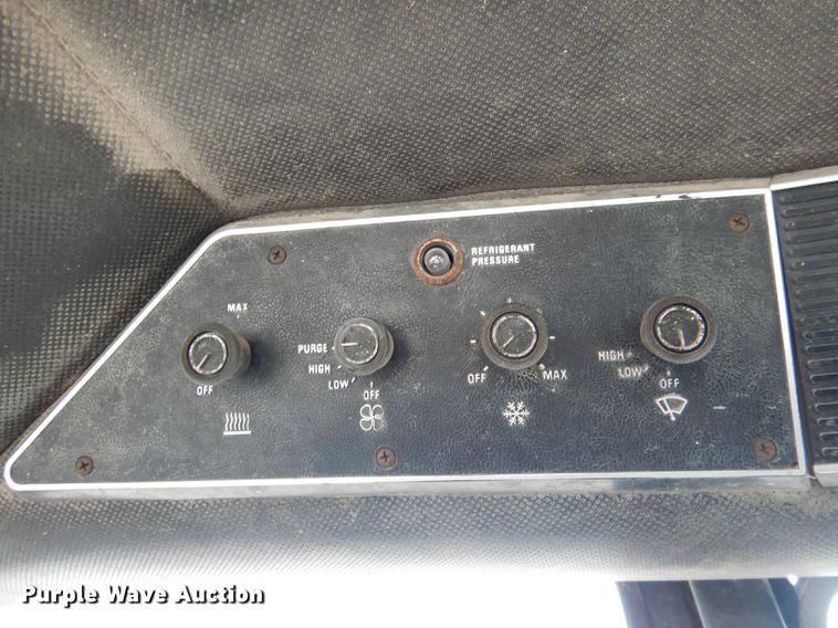 image for item DG5764 1980 International 1086 tractor