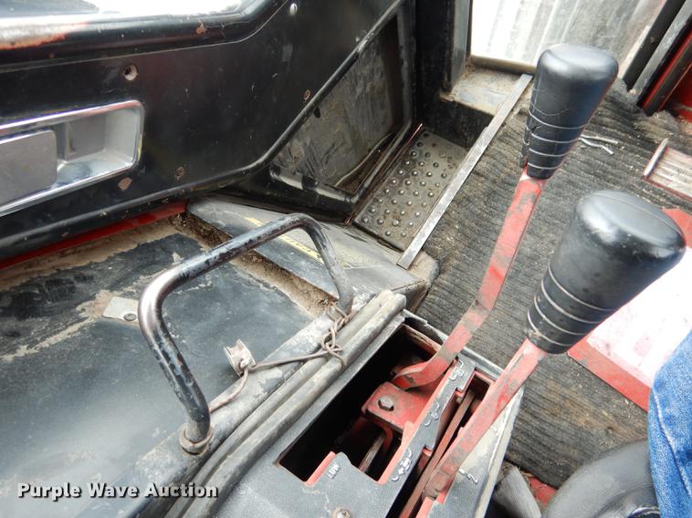 image for item DG5764 1980 International 1086 tractor