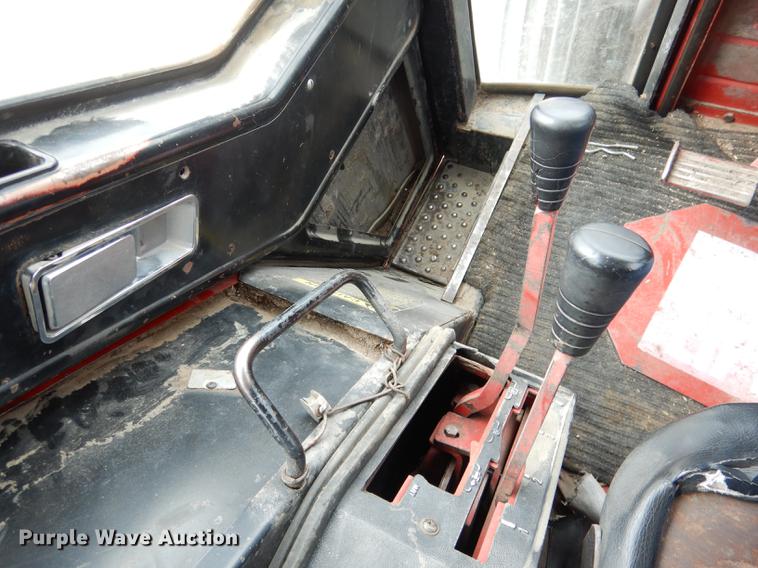 image for item DG5764 1980 International 1086 tractor