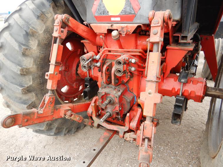 image for item DG5764 1980 International 1086 tractor