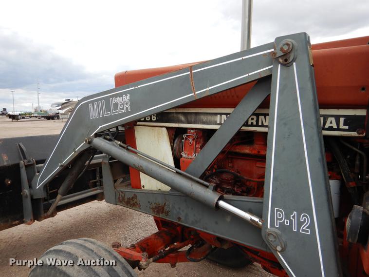 image for item DG5764 1980 International 1086 tractor