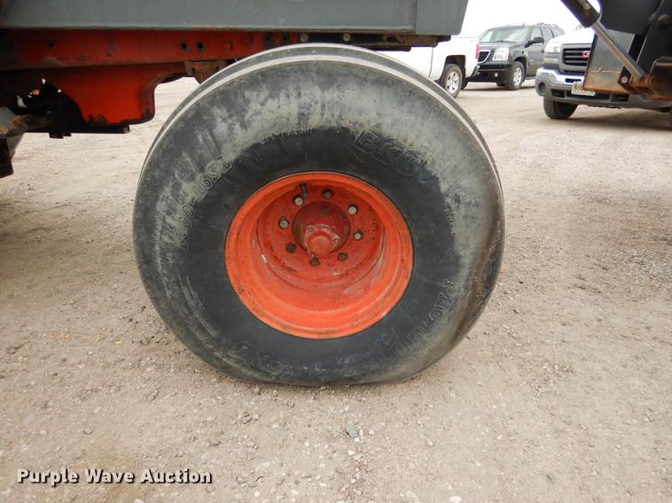image for item DG5764 1980 International 1086 tractor