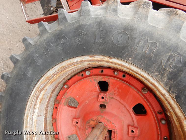 image for item DG5764 1980 International 1086 tractor