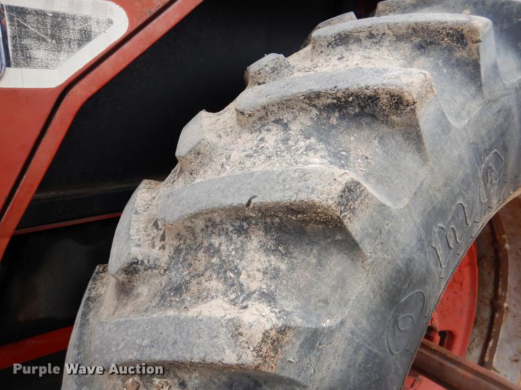 image for item DG5764 1980 International 1086 tractor