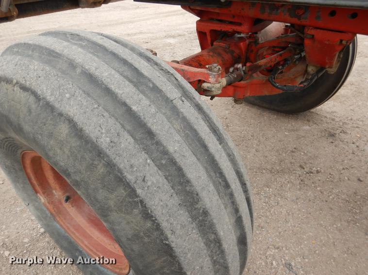 image for item DG5764 1980 International 1086 tractor