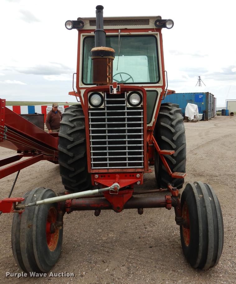 image for item DG5766 International 1026 tractor