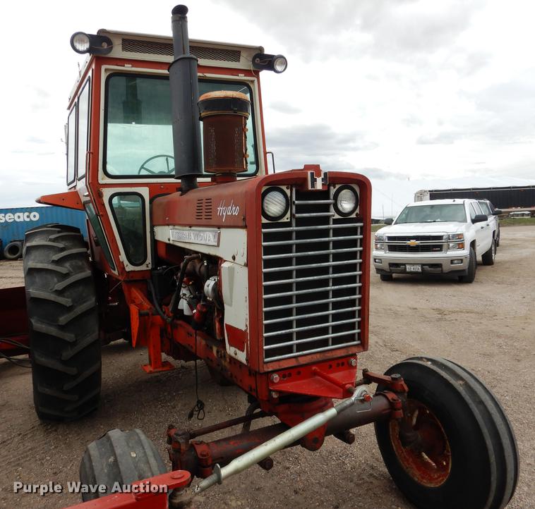 image for item DG5766 International 1026 tractor