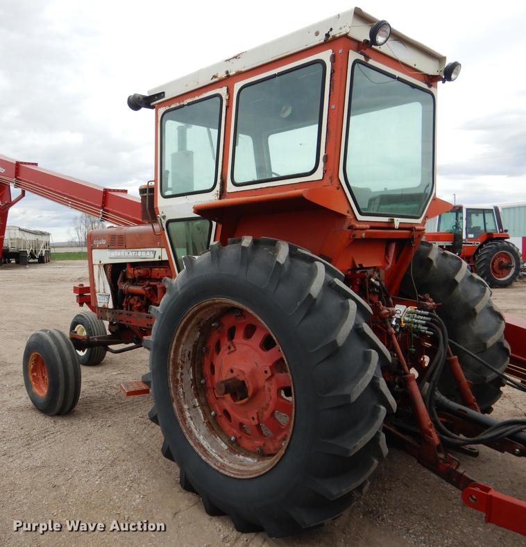 image for item DG5766 International 1026 tractor