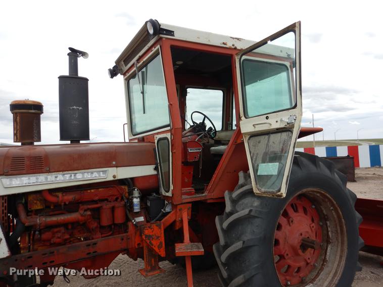image for item DG5766 International 1026 tractor