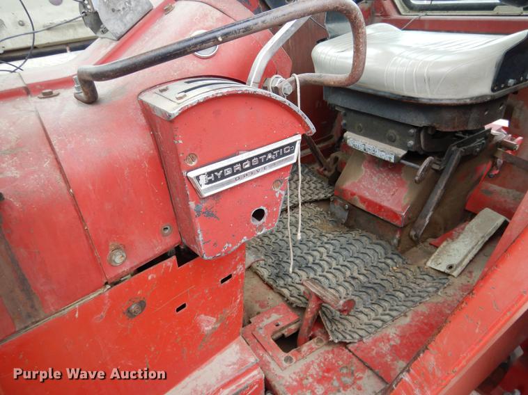 image for item DG5766 International 1026 tractor