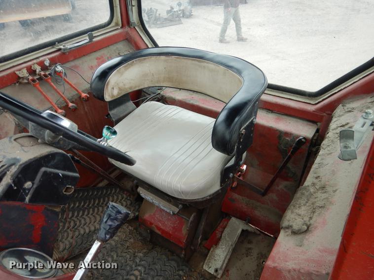 image for item DG5766 International 1026 tractor