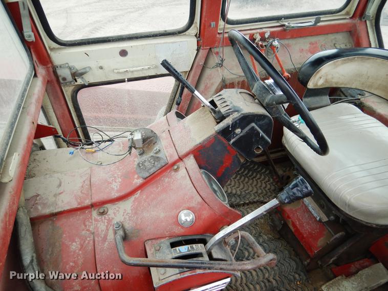 image for item DG5766 International 1026 tractor