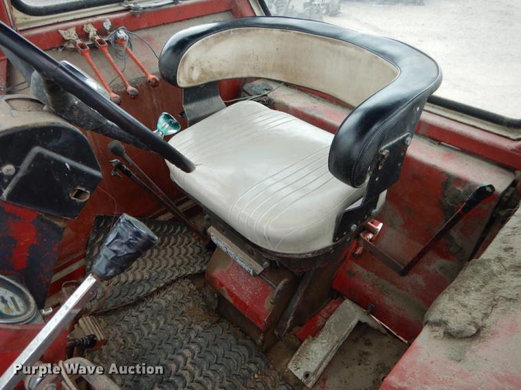 image for item DG5766 International 1026 tractor