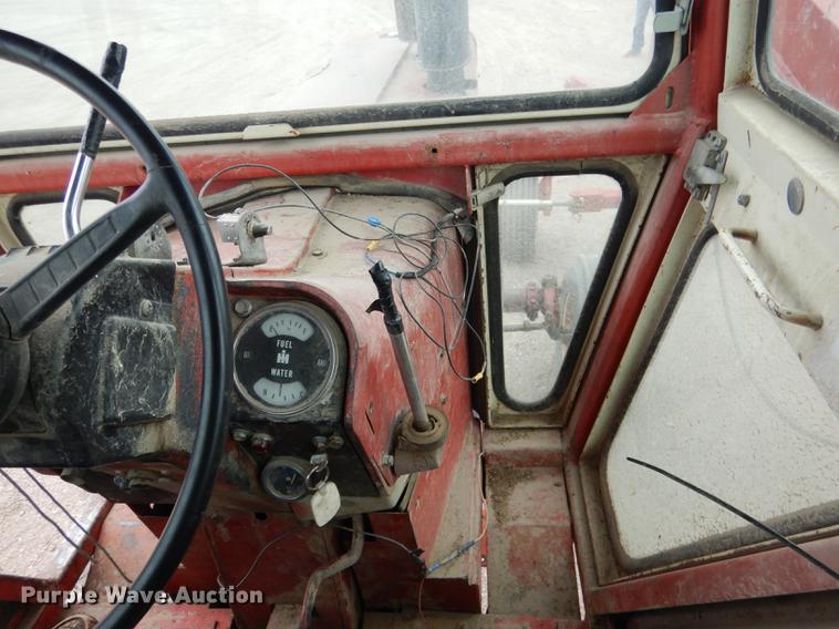 image for item DG5766 International 1026 tractor