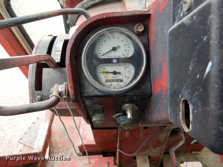 image for item DG5766 International 1026 tractor