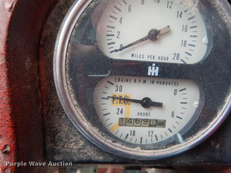 image for item DG5766 International 1026 tractor