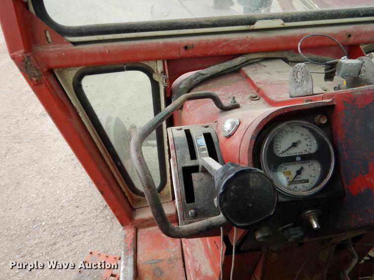 image for item DG5766 International 1026 tractor