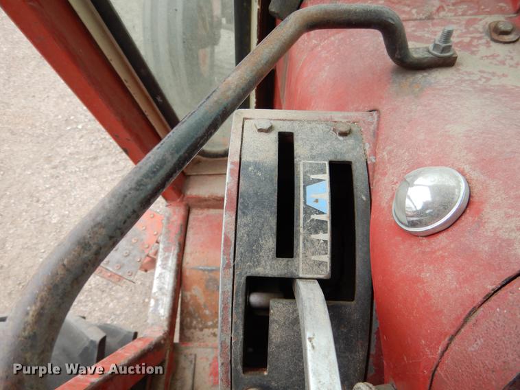 image for item DG5766 International 1026 tractor