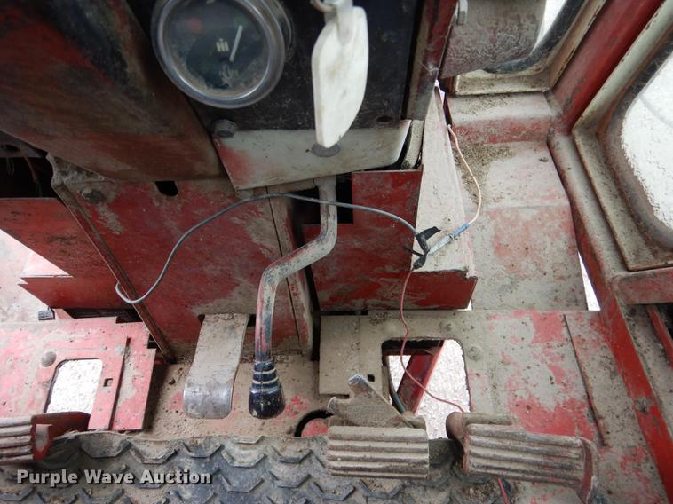 image for item DG5766 International 1026 tractor