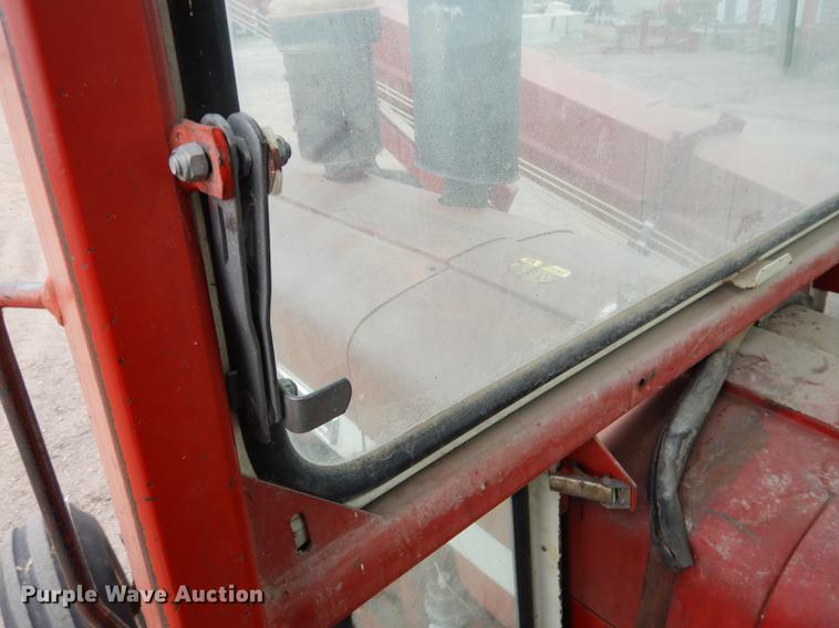 image for item DG5766 International 1026 tractor