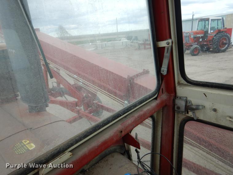 image for item DG5766 International 1026 tractor