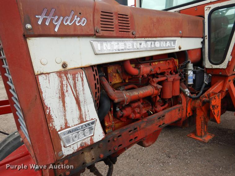 image for item DG5766 International 1026 tractor