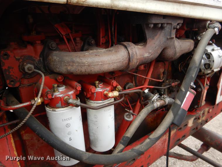 image for item DG5766 International 1026 tractor