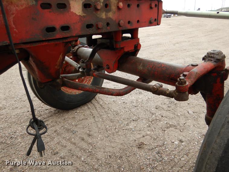 image for item DG5766 International 1026 tractor