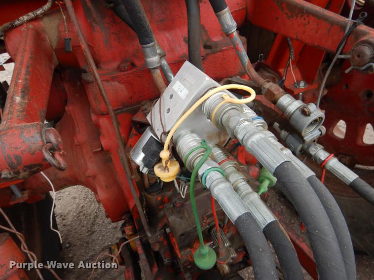 image for item DG5766 International 1026 tractor