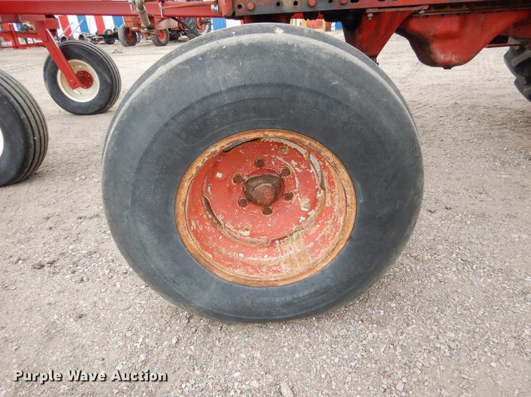 image for item DG5766 International 1026 tractor