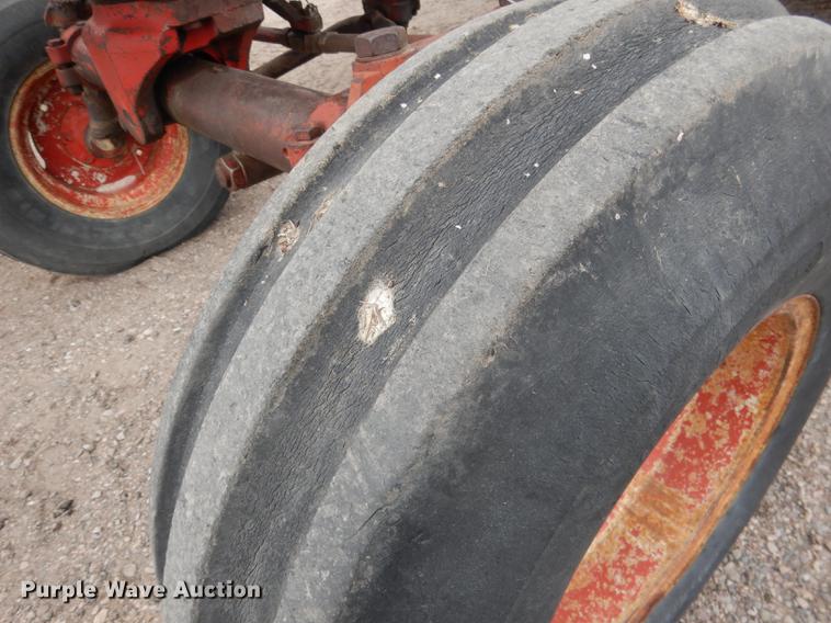 image for item DG5766 International 1026 tractor