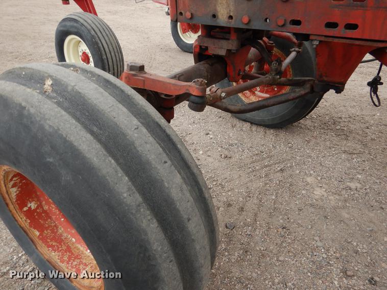 image for item DG5766 International 1026 tractor