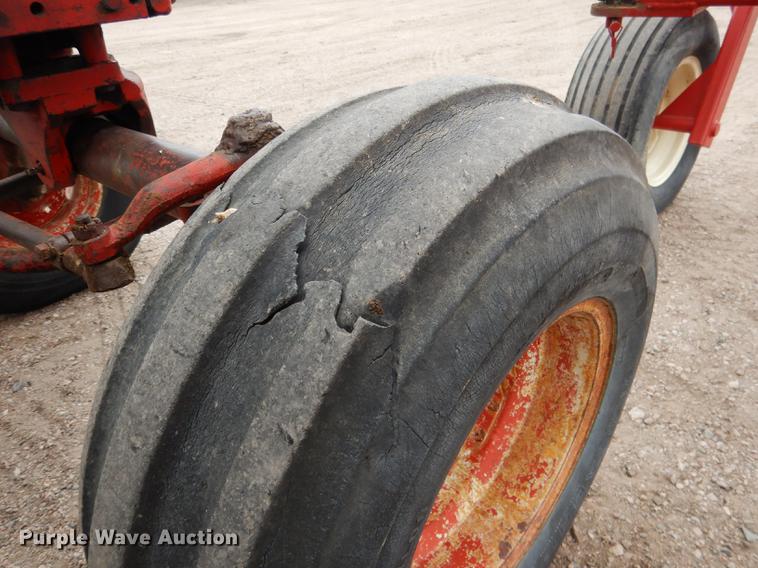 image for item DG5766 International 1026 tractor