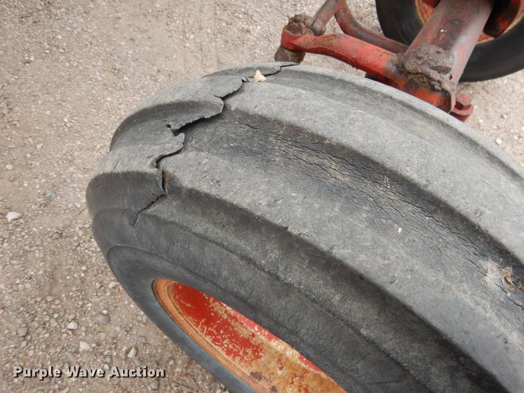 image for item DG5766 International 1026 tractor