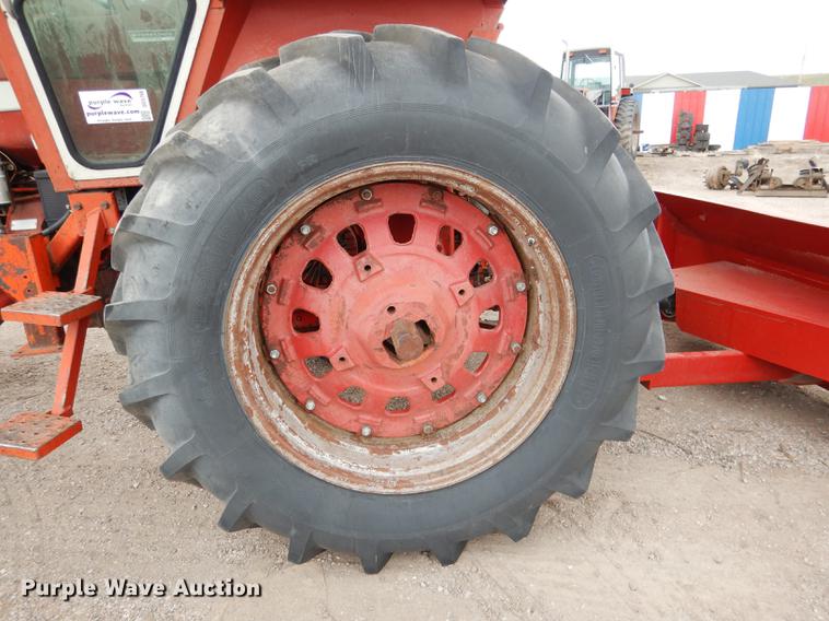 image for item DG5766 International 1026 tractor