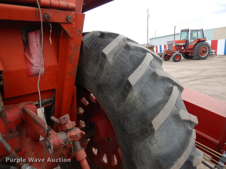 image for item DG5766 International 1026 tractor