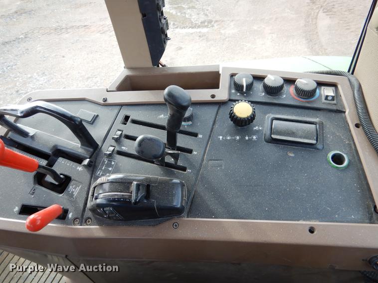 image for item DG5773 1994 John Deere 7700 tractor