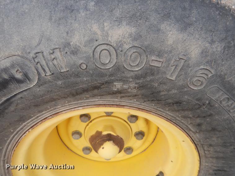 image for item DG5773 1994 John Deere 7700 tractor