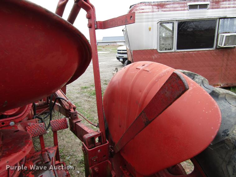 image for item EU9626 1944 International H tractor