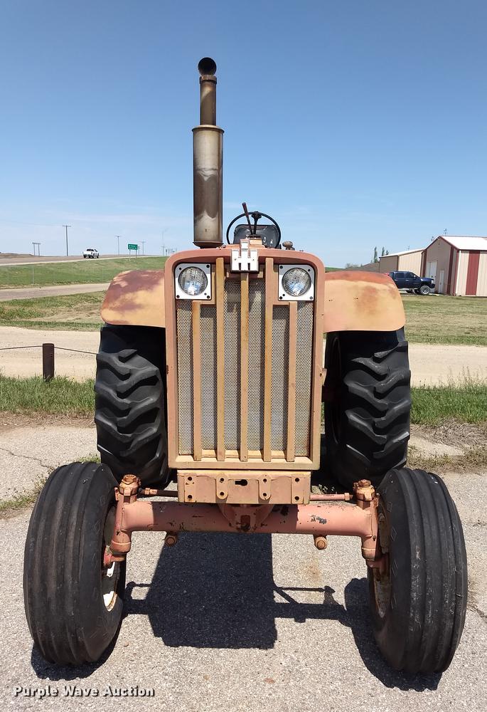 image for item FG9319 1964 International 806 tractor