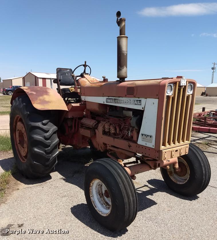 image for item FG9319 1964 International 806 tractor