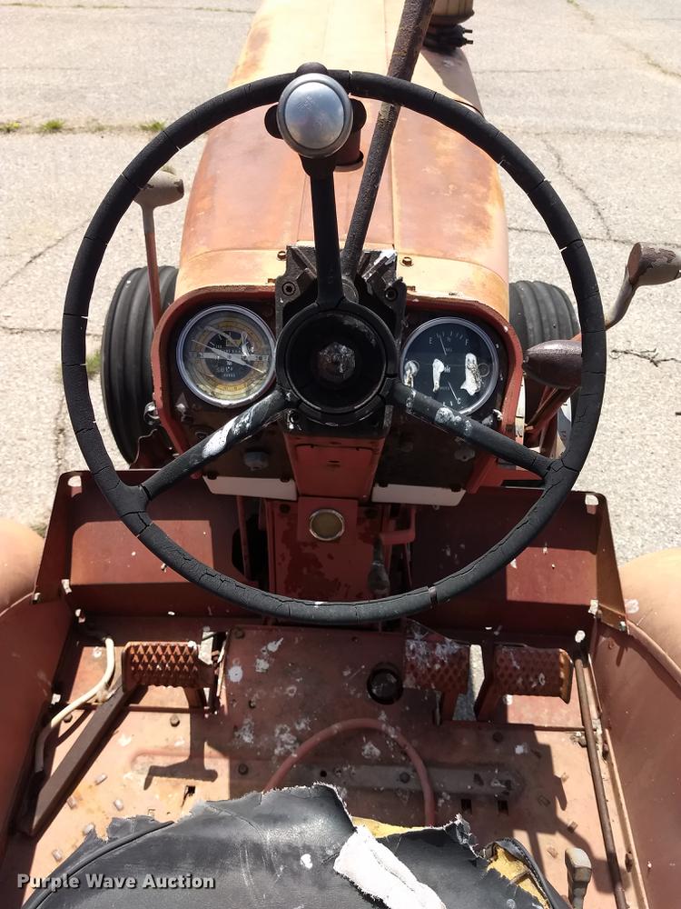 image for item FG9319 1964 International 806 tractor